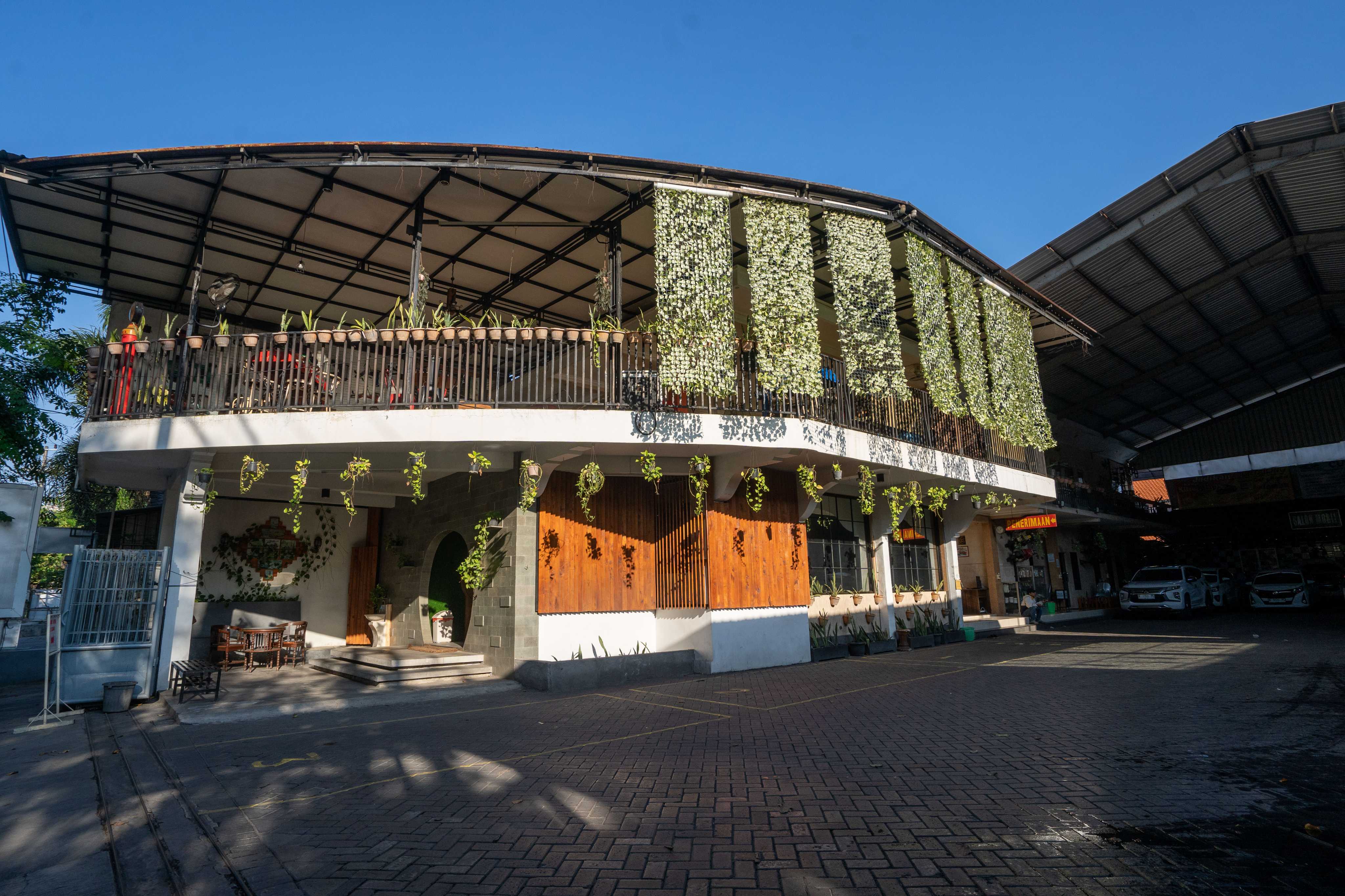 CAFE & RESTO